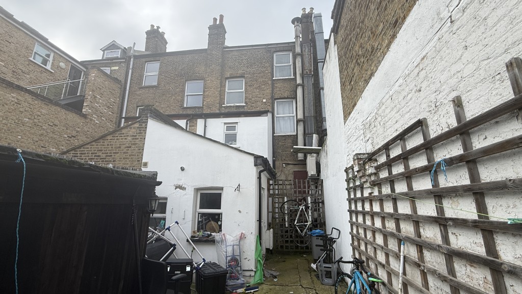 Lot: 116 - VACANT SPLIT-LEVEL MAISONETTE FOR INVESTMENT - External image of back of building from courtyard